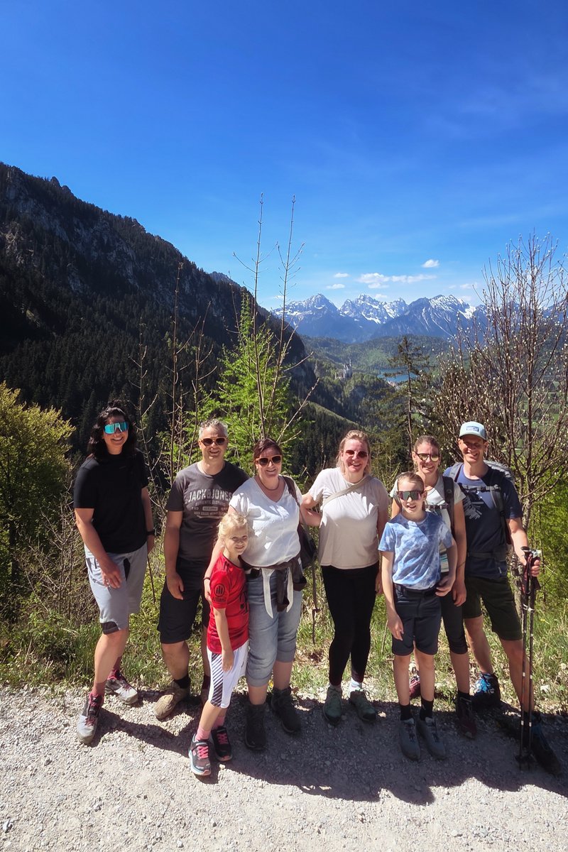 Wanderung Rohrkopfh�tte in Schwangau mit Sandra Bischof und Mathias Starzer - alle zusammen vor dem Schloss